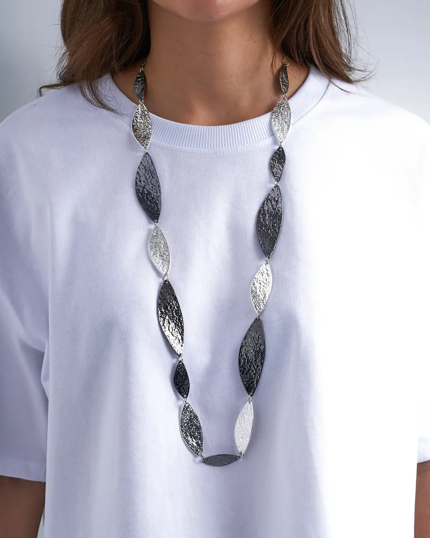 Collana - Monochrome Leaves